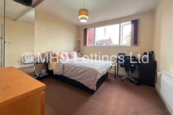 3 bed Flat to rent Image 6