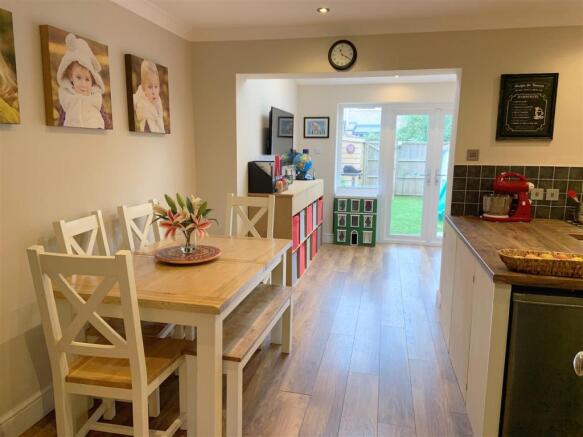 Dining Area 1.JPG