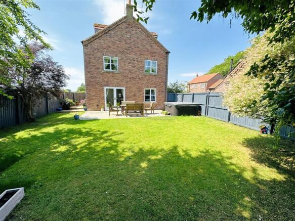 6 bed Detached for sale Image 5