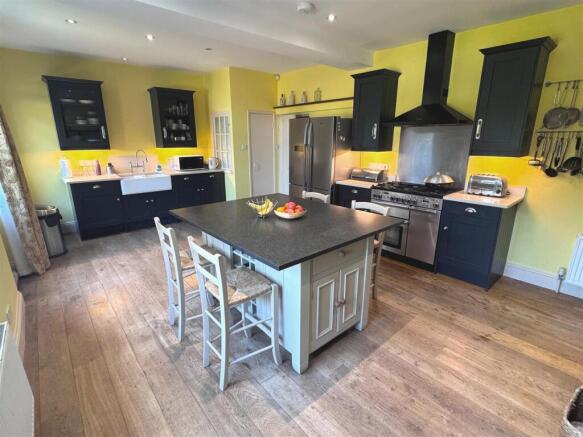Kitchen 1.JPG
