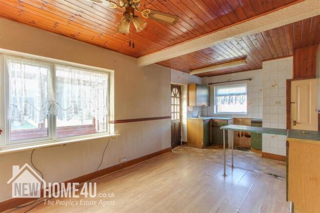 KITCHEN / DINING ROOM: