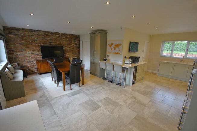 4 bed Detached for sale Image 11