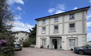 Flat 4, 54 Aucott House, Worcester Road, Malvern WR14 4AB