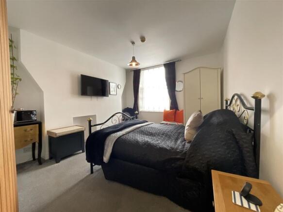 4 bed House for sale Image 12