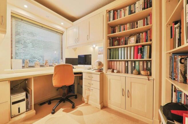 5 bed Detached for sale Image 7