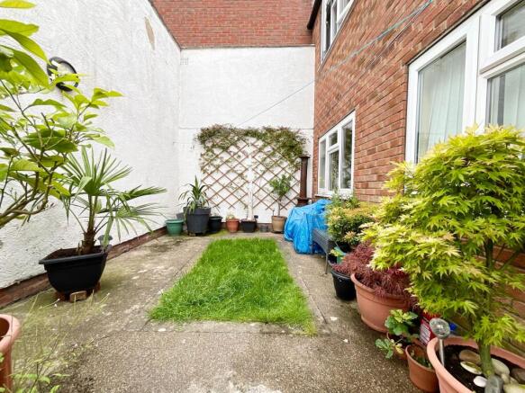2 bed Flat for sale Image 4