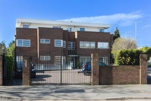 Flat 4, 37 Corona Court, Ashley Lane, Hendon, London NW4 1HH