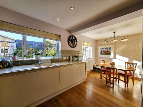 4 bed Detached for sale Image 7
