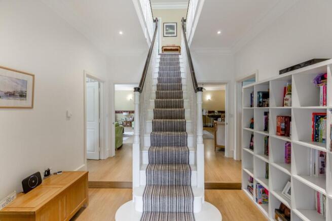 8591703-interior41.jpg