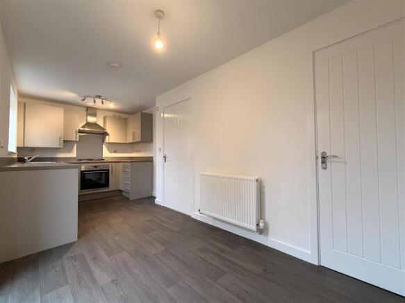3 bed Semi-Detached to rent Image 8