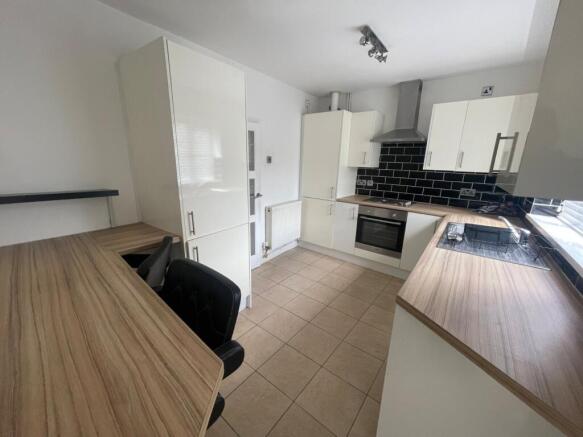 2 bed Terraced to rent Image 4