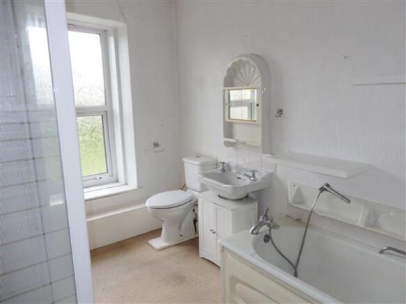 FAMILY BATHROOM :