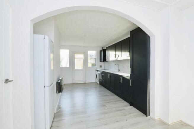 3 bed House to rent Image 4