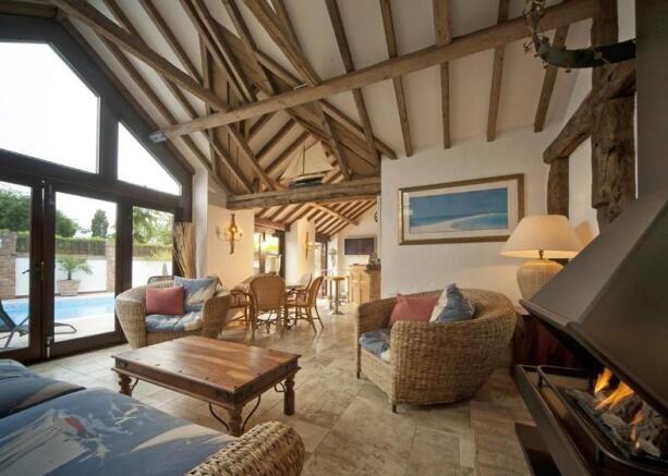 P H sitting room/bar