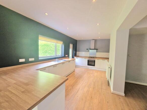 3 bed House to rent Image 4