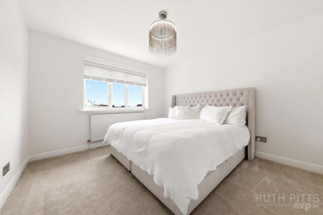 4 bed Detached for sale Image 11