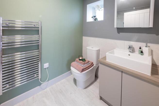 Second ensuite.jpg
