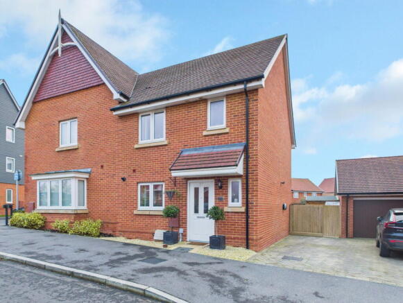 3-bed semi-detached on Harrys Way, Faygate,, £425,000