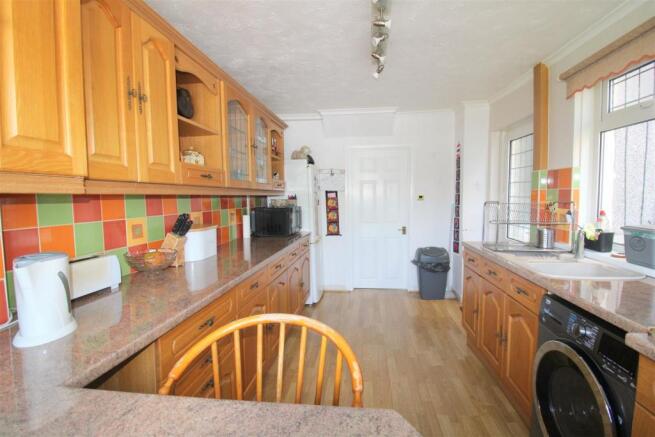 Another angle of kitchen/breakfast room