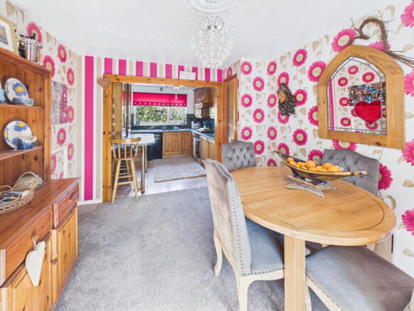 5 bed Detached for sale Image 6