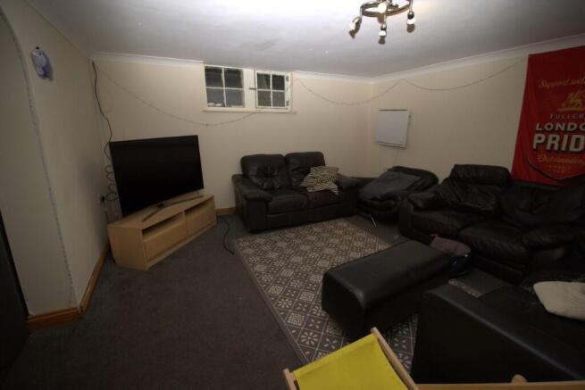 10 bed Detached to rent Image 4
