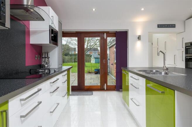 LIVING FAMILY KITCHEN
