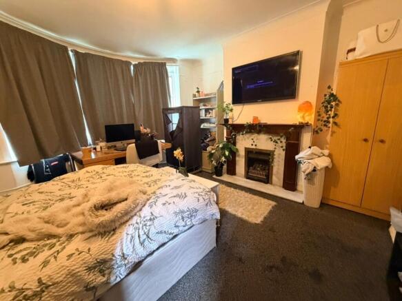 4 bed Semi-Detached to rent Image 8