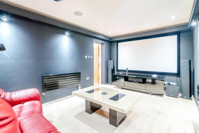 4 bed Detached for sale Image 9