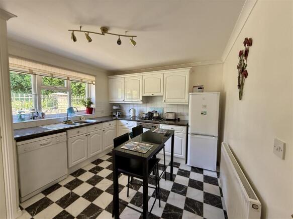 Kitchen/Breakfast Room: