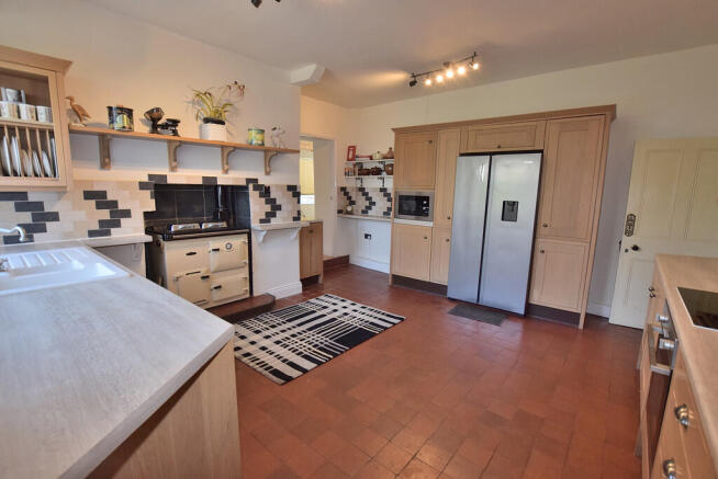 5 bed Semi-Detached for sale Image 7