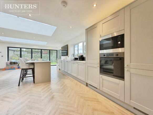 5 bed Detached for sale Image 7