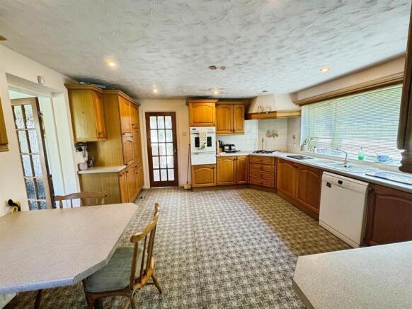 Wilton Crescent, Alderley Edge, SK9 photo 4