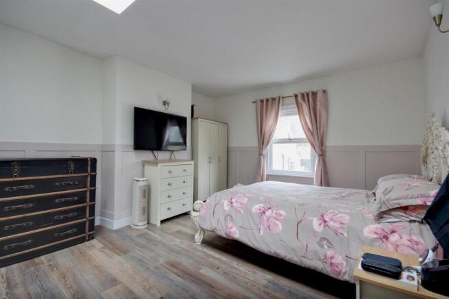 4 bed Semi-Detached for sale Image 8