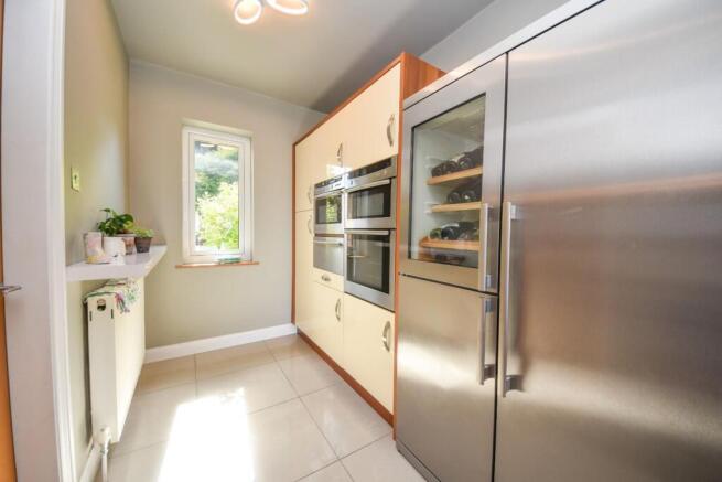 5 bed Detached for sale Image 12
