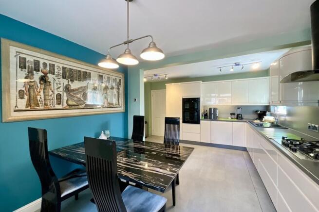 4 bed Semi-Detached for sale Image 7