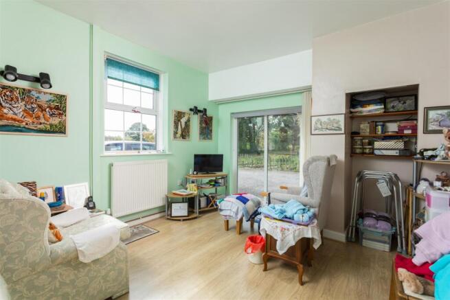 5 bed Detached for sale Image 9