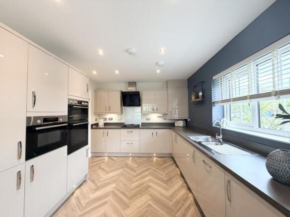 3 bed Semi-Detached for sale Image 5