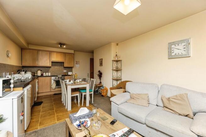 2 bed Apartment for sale Image 4