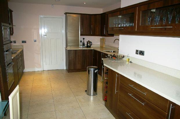 L Shaped Kitchen/Din