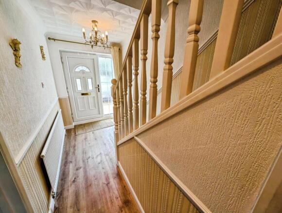 32 Dorset Way entrance hall.jpg