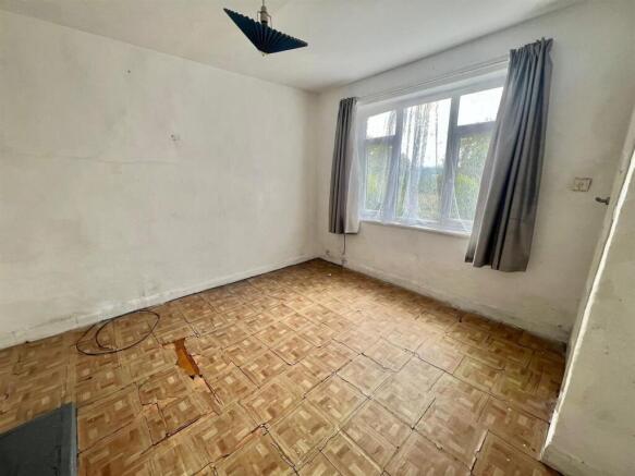 Bramleys Estate Agents - Auction - Oak Tree Avenue