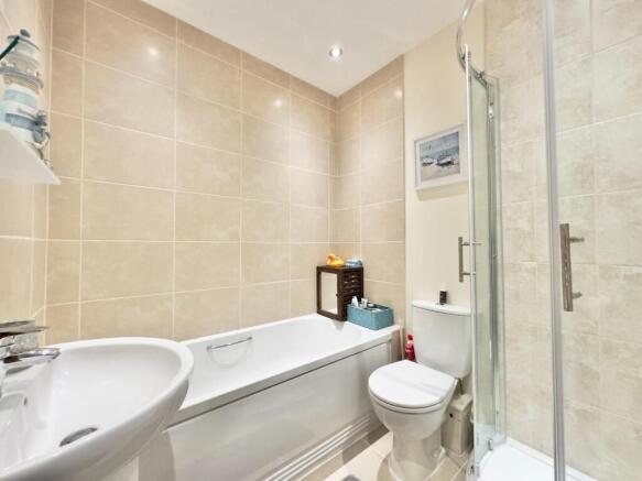 4 bed Town House to rent Image 11