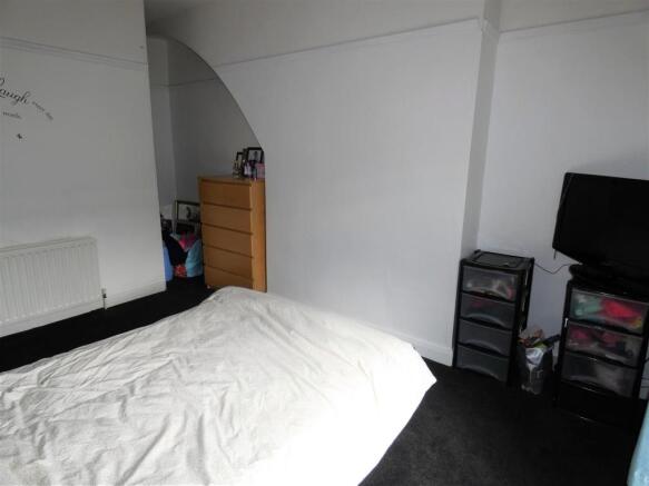 bedroom b.jpg