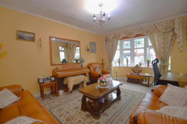 18 Lyndhurst Avenue living room.JPG