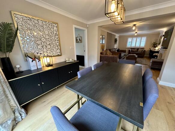 4 bed House to rent Image 6