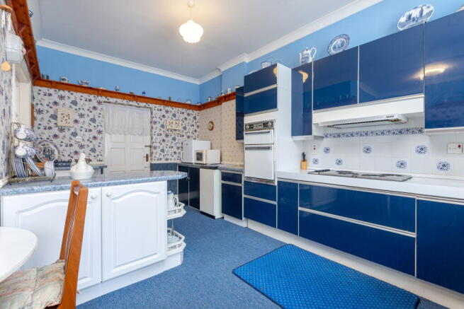 5 bed Detached for sale Image 8