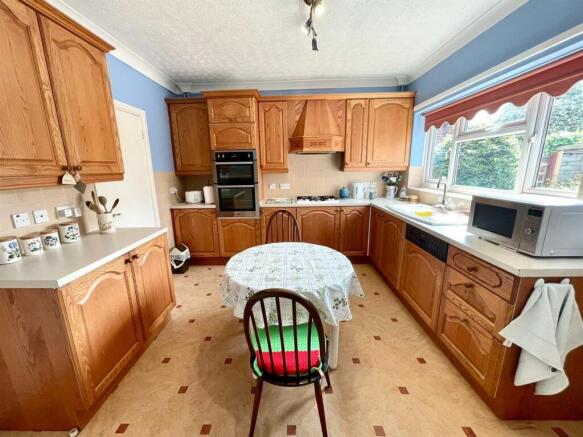 KITCHEN/BREAKFAST :