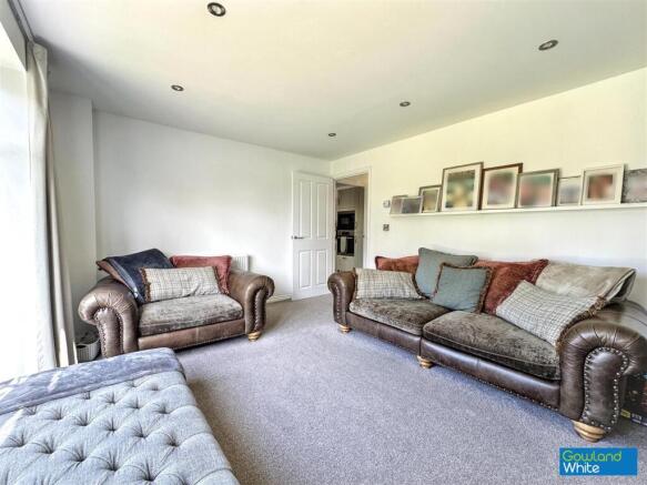 4 bed Detached for sale Image 9