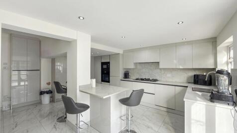 Fifth Avenue, Bolton