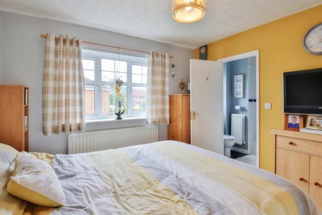 Master Bedroom (2)